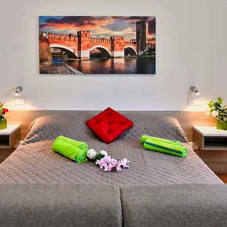 Welcome Traveller Divine Cecile Garda (Verona)