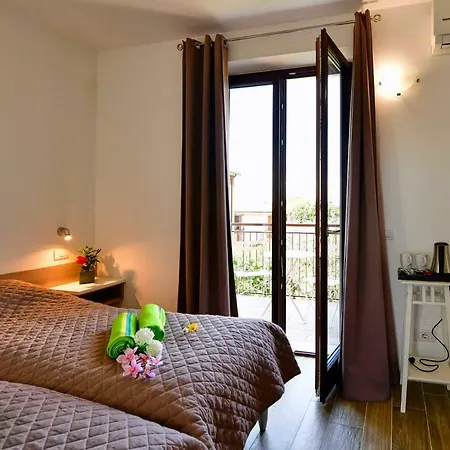 Welcome Traveller Divine Cecile Garda (Verona)