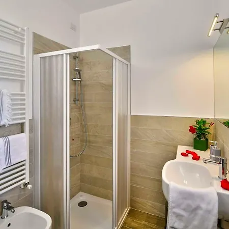 Welcome Traveller Divine Cecile Garda (Verona)