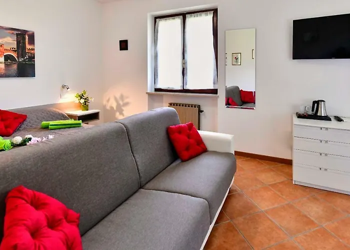 Welcome Traveller Divine Cecile Garda (Verona)