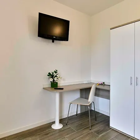 Welcome Traveller Divine Cecile Garda (Verona)